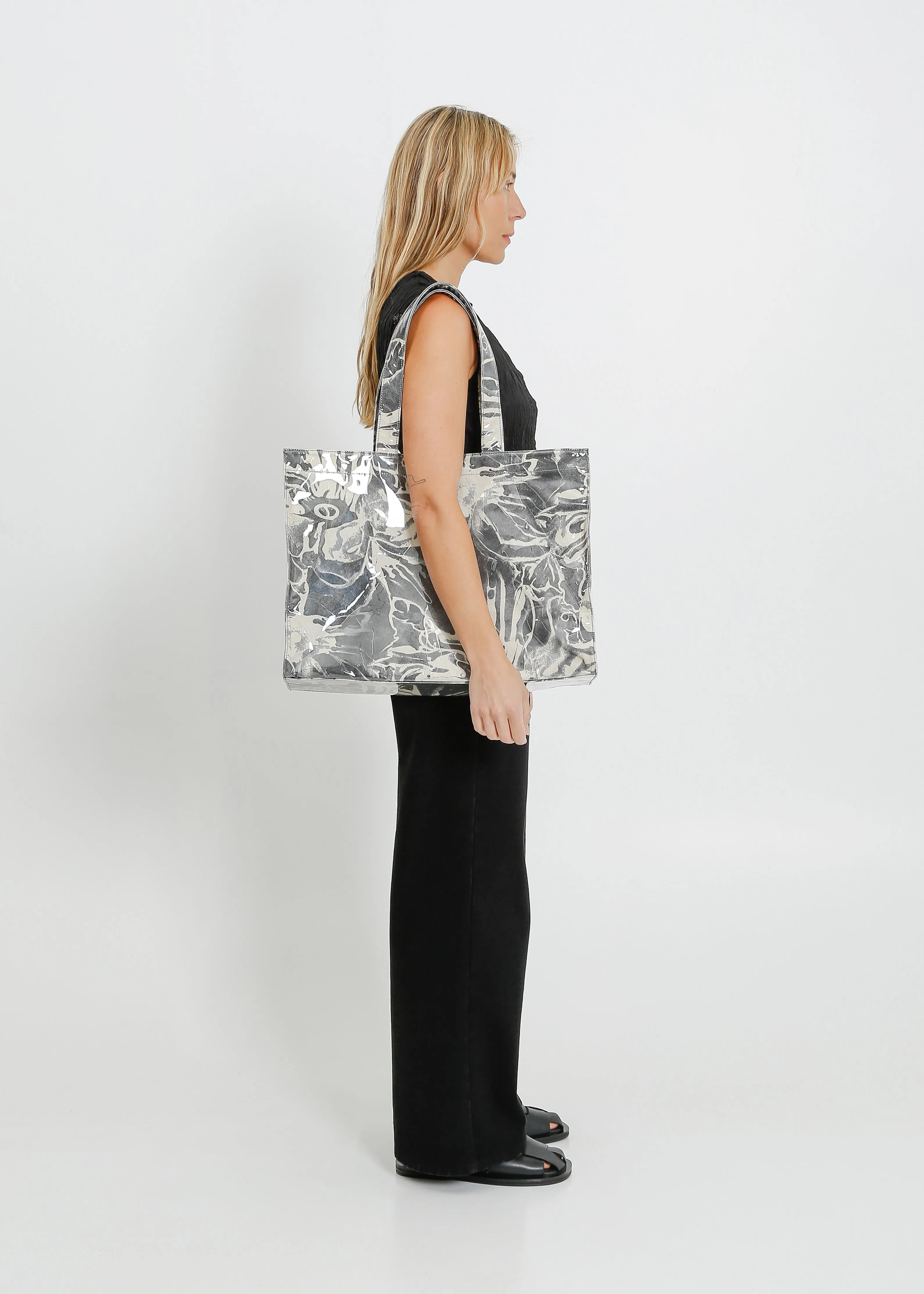 OLENA TOTE	 / BONE-BLACK