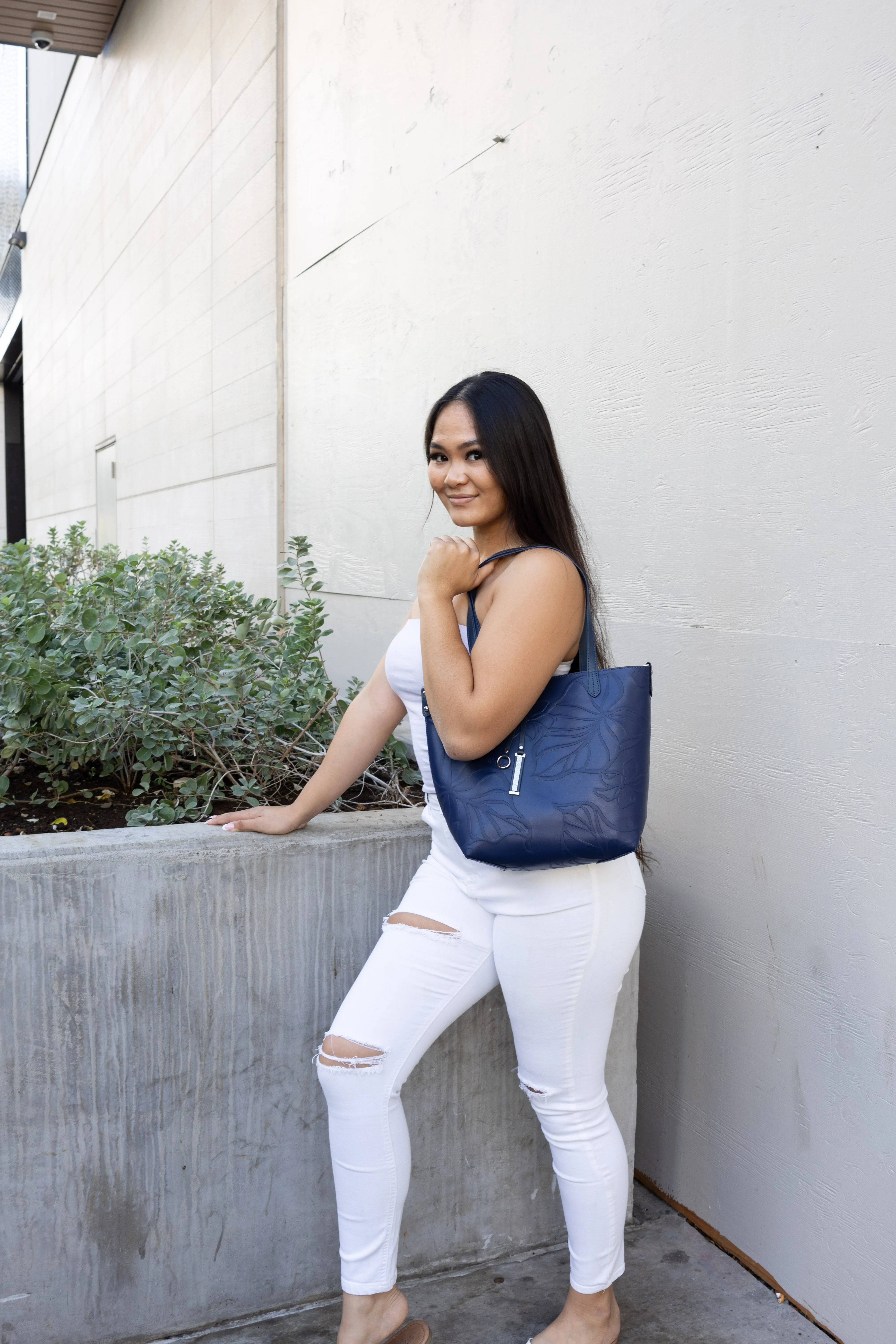 Reversible Tote Nancy Small Kalo Embossed Navy